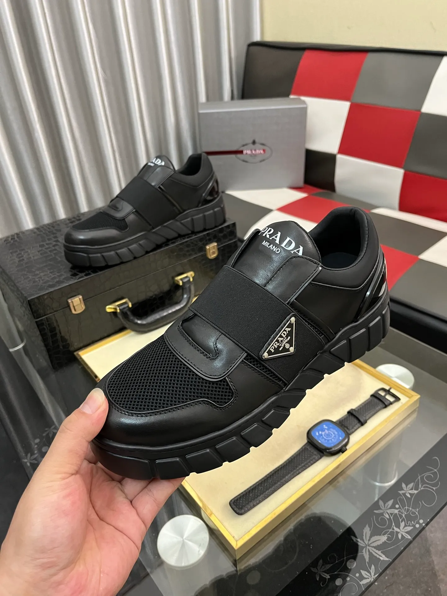 Men's shoes 💰: 560⌚⌚ high version. High-quality new PRADA counters are launched simultaneously. The new men's shoes and 😘 fabrics are selected from first-layer cowhide. Lining: Imported cowhide leather lining. 👍🏿High-end☄️Open-molded non-slip rubber outsole, exquisite lines, simple and elegant, comfortable and high-end for leisure travel. Number of yards: 38 to 44. (Can be customized for 45 non-refundable)